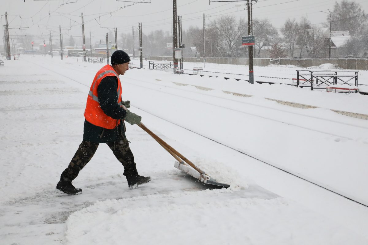 Более 880 дворников борются с последствиями снегопадов в Нижнем Новгороде