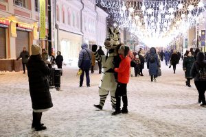 Плюшевая банда: в центре Нижнего Новгорода ростовые куклы-«звери» вымогают деньги за фото