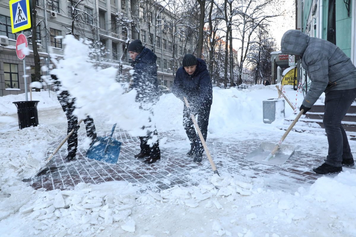 Со снегом активно борются и в Нижегородском районе