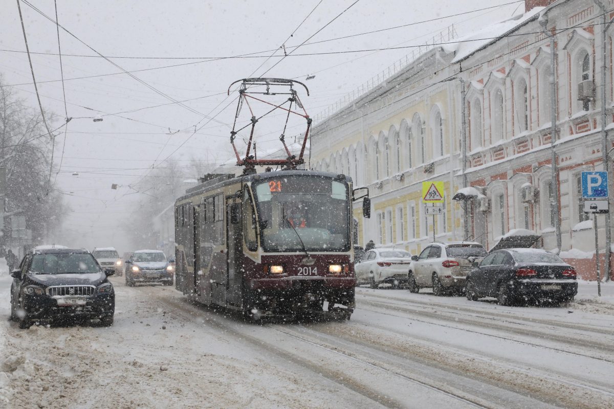 Электротранспорт задерживается в Нижнем Новгороде из-за обледенений проводов и деревьев 24 ноября