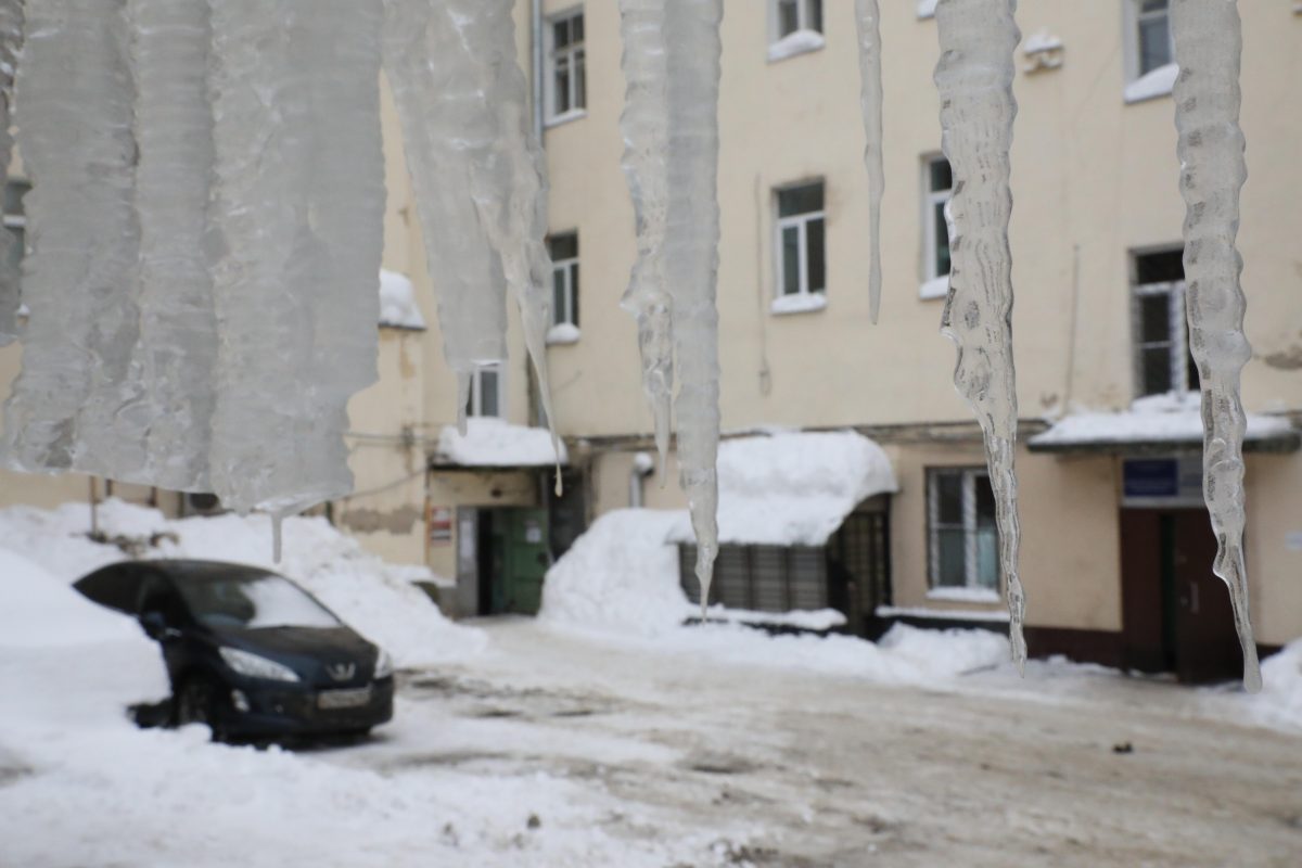 Лёд с крыши чуть не покалечил ребёнка в Нижнем Новгороде