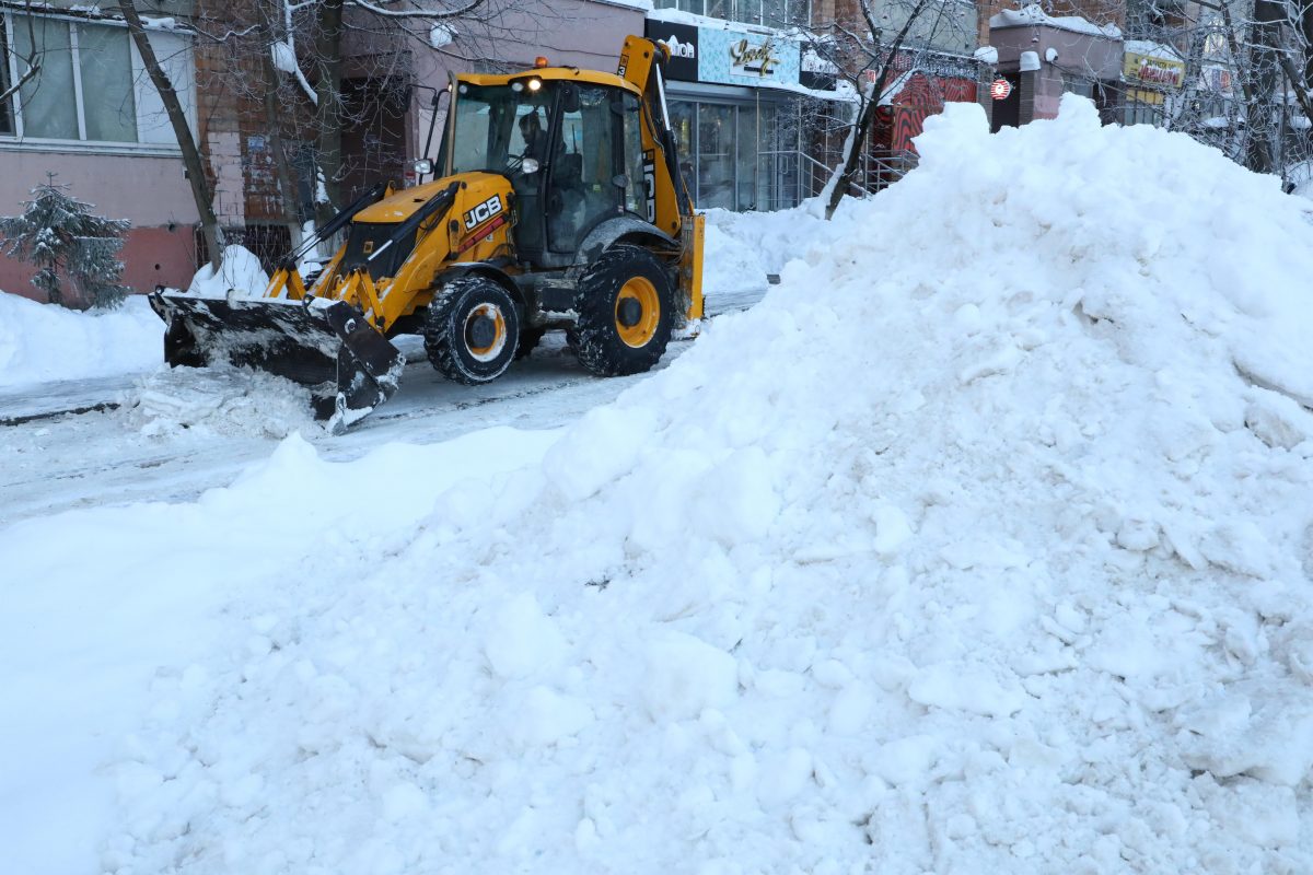 Тракторист завалил снегом легковушку в Анкудиновке