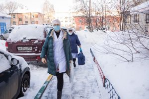 Депутаты и волонтеры оказывают помощь медикам в проведении вакцинации