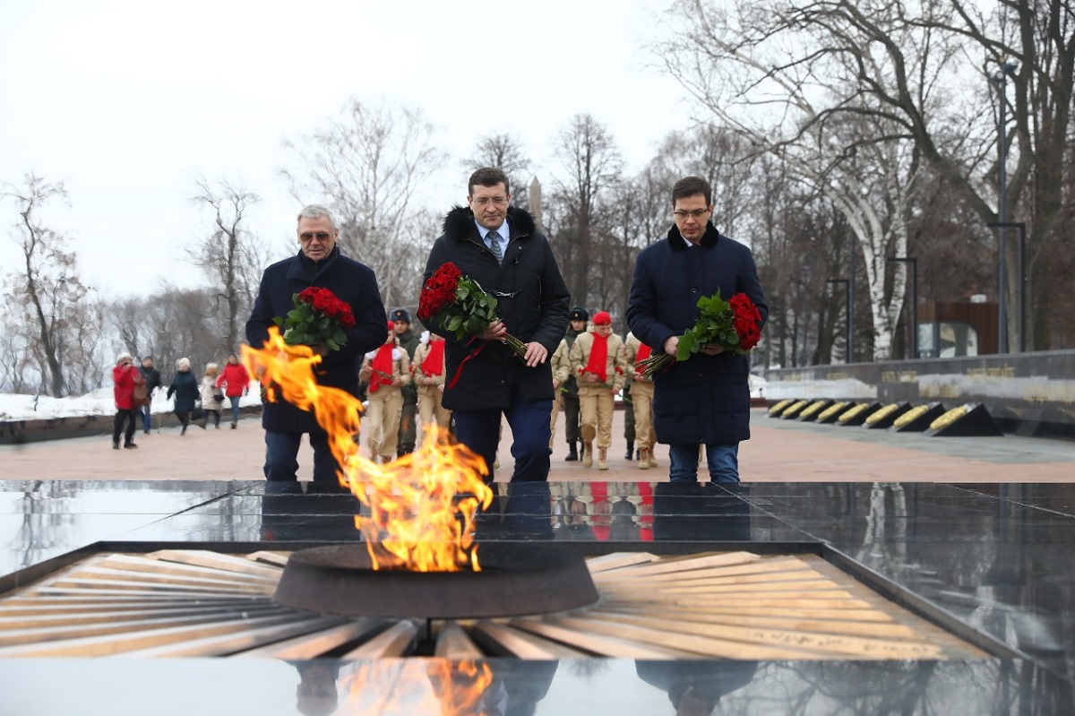 Глеб Никитин в День защитника Отечества возложил цветы к Вечному огню
