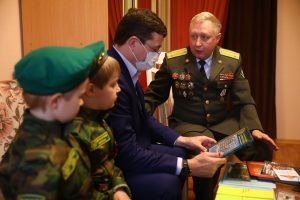Глеб Никитин поздравил с&nbsp;Днем защитника Отечества представителей нижегородской пограничной династии Шмагриных