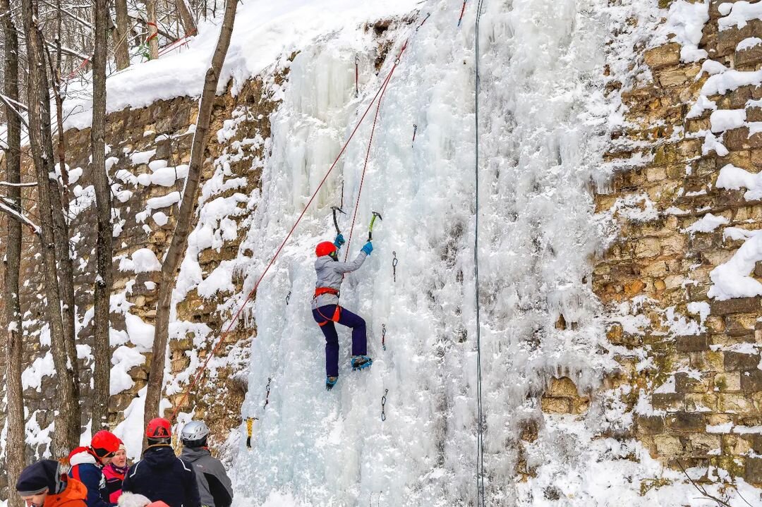 Альпинисты устроили тренировку на ледяном водопаде под парком «Швейцария»