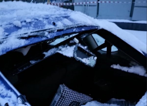 На машину с ребенком в Дзержинске упала снежная глыба