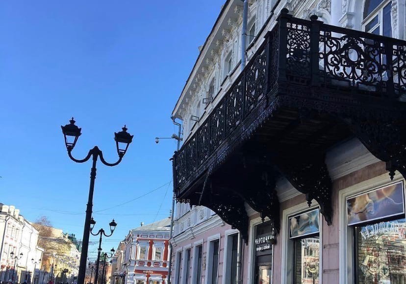 К ремонту балкона в историческом доме на Большой Покровской привлекут специализированную организацию