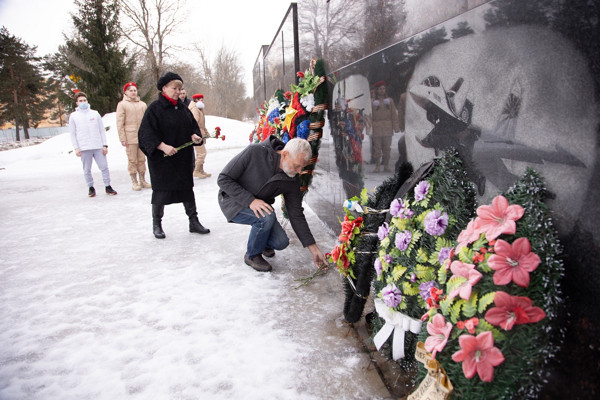 Возложение цветов к мемориалу героев Великой Отечественной войны 