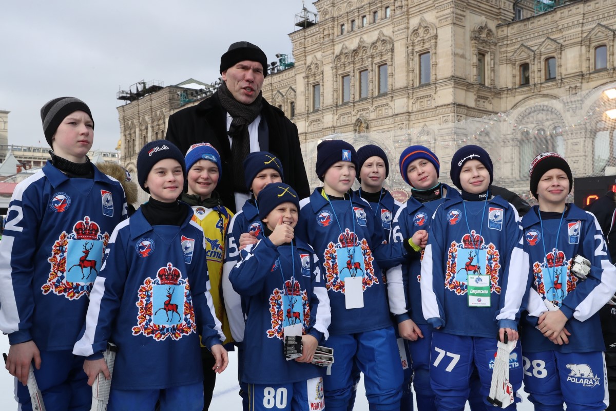 Юные нижегородцы сразились в хоккей с мячом на Красной площади