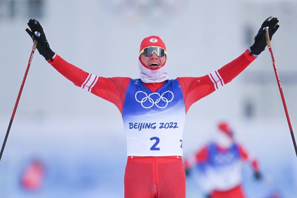 В лыжном олимпийском марафоне Александр Большунов выиграл золото