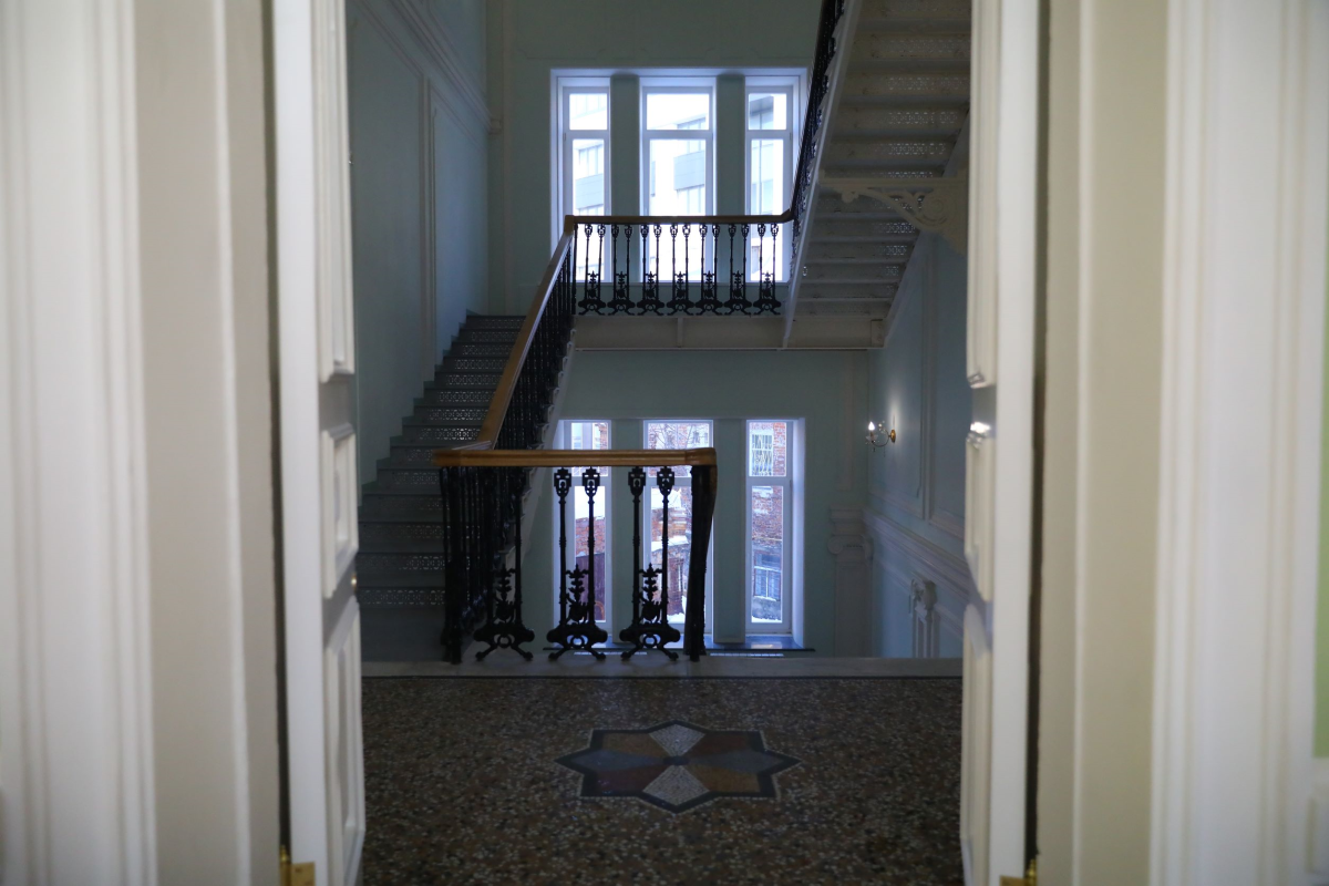 Завершены реставрационные работы вестибюля и парадной лестницы