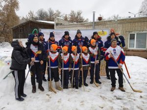 Хоккеисты «Торпедо» сыграли в хоккей в валенках с воспитанниками реабилитационного центра