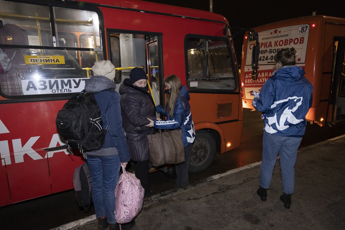 Беженцев на автобусах отправили в пункты временного проживания
