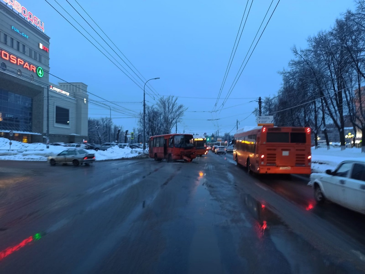 Пассажирка автобуса пострадала в ДТП с двумя ПАЗиками на проспекте Ленина
