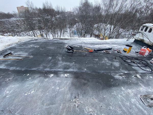 Кровлю многоэтажного дома на проспекте Гагарина отремонтировали после жалоб жильцов в&nbsp;ГЖИ