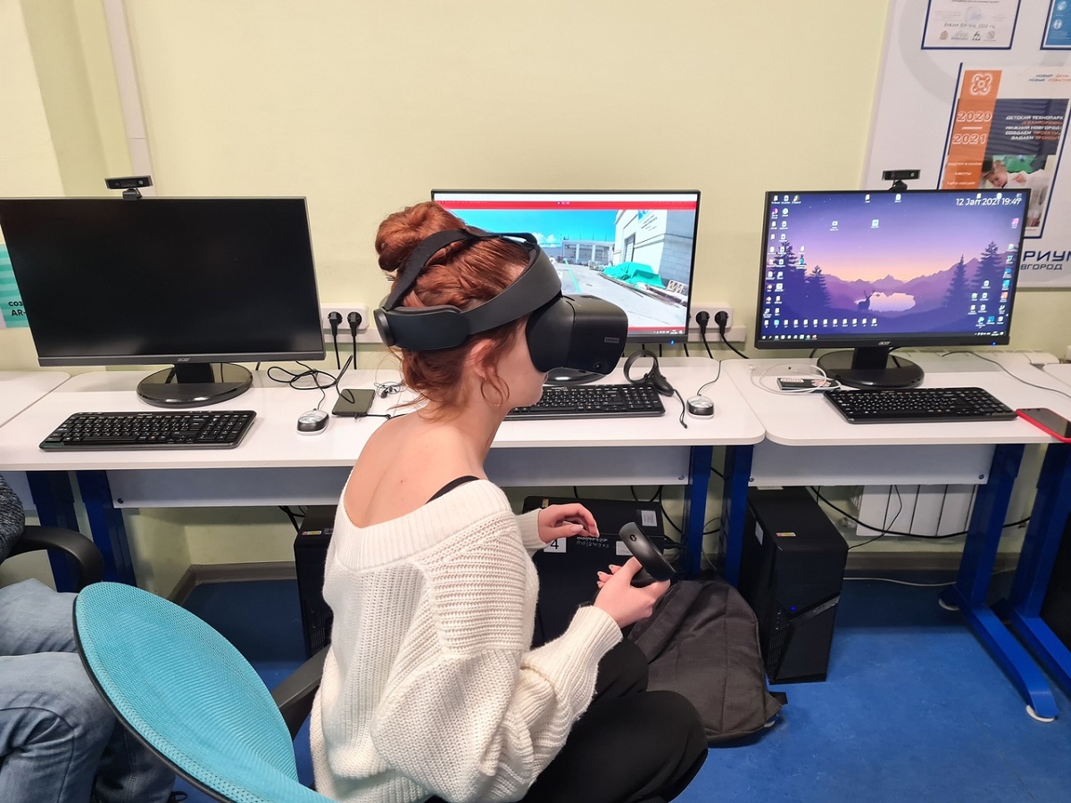 С VR-очками студенты и школьники могут совершить экскурсию внутрь человеческого мозга или путешествовать в космосе