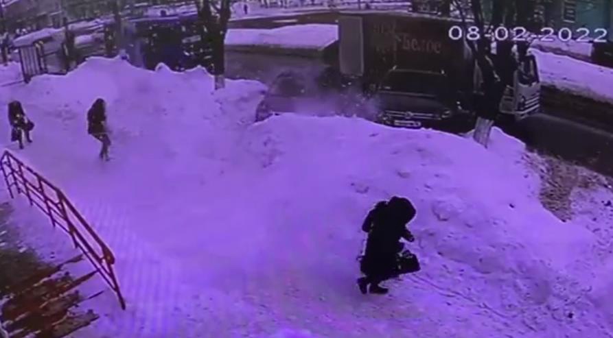 Прокуратура начала проверку после схода лавины снега, которая чуть не сошла на женщину в Дзержинске