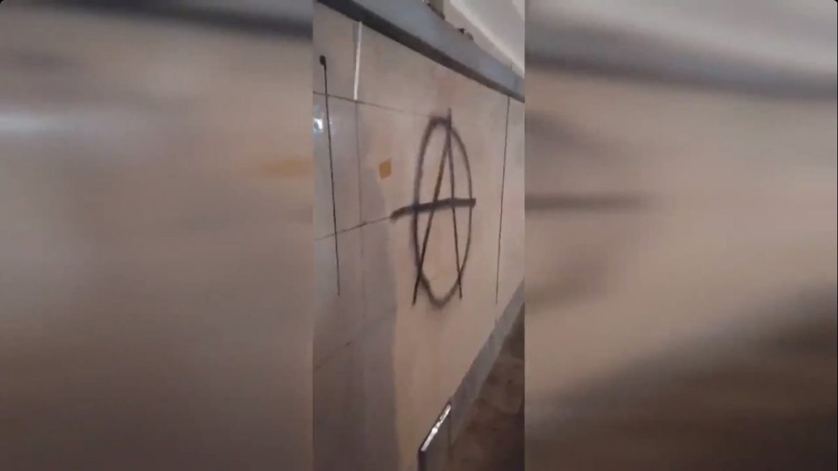 Полицейские задержали подростка, разрисовавшего стену в подземном переходе