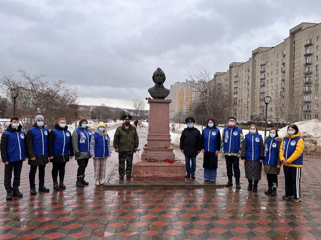 Нижегородские пограничники и волонтеры возложили цветы к памятнику Суворова