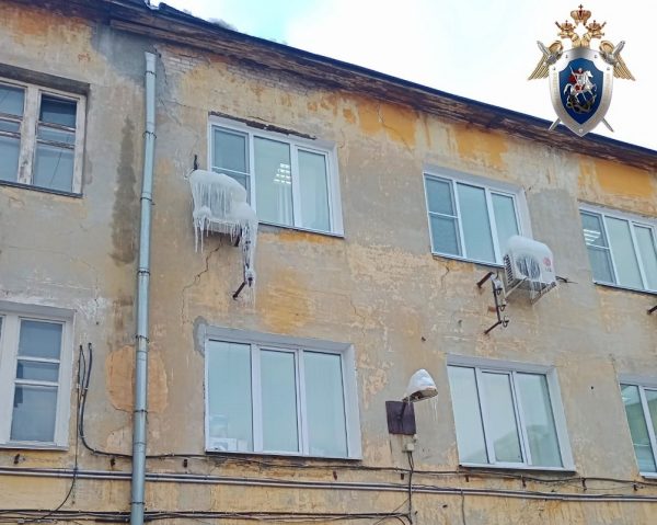 Рабочий упал с крыши во время очистки кровли от наледи в Канавинском районе