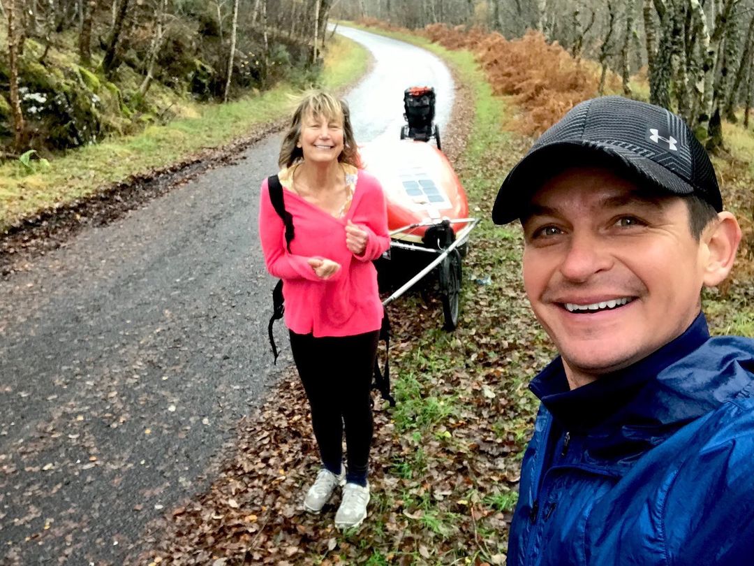 В Шотландии Руслан познакомился с британской путешественницей, пробежавшей 32 тыс. км