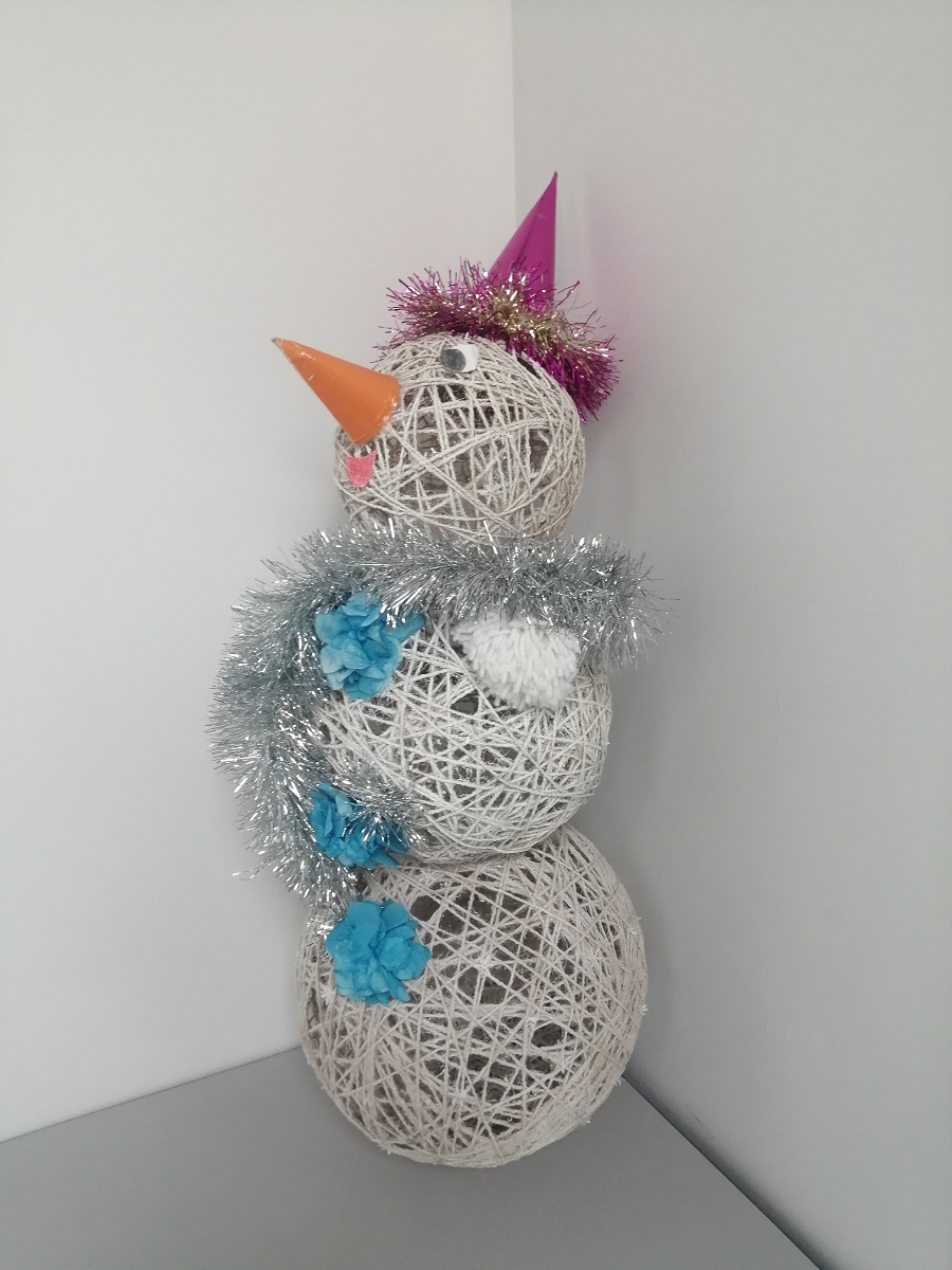 Миша Шмелев сделал снеговика из ниток