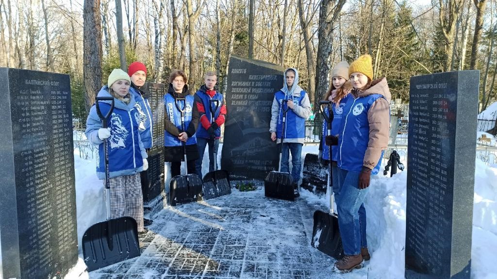 Более 600 нижегородских добровольцев очищают от снега места воинских захоронений