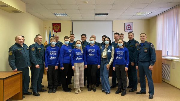 Волонтеры Победы поздравили нижегородских сотрудников МЧС с Днем защитника Отечества