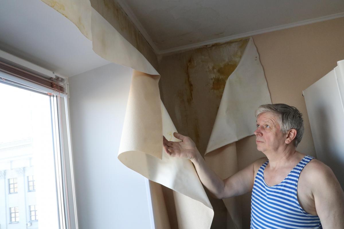 Крышу дома в городе Бор повредили, очищая её от наледи и сосулек