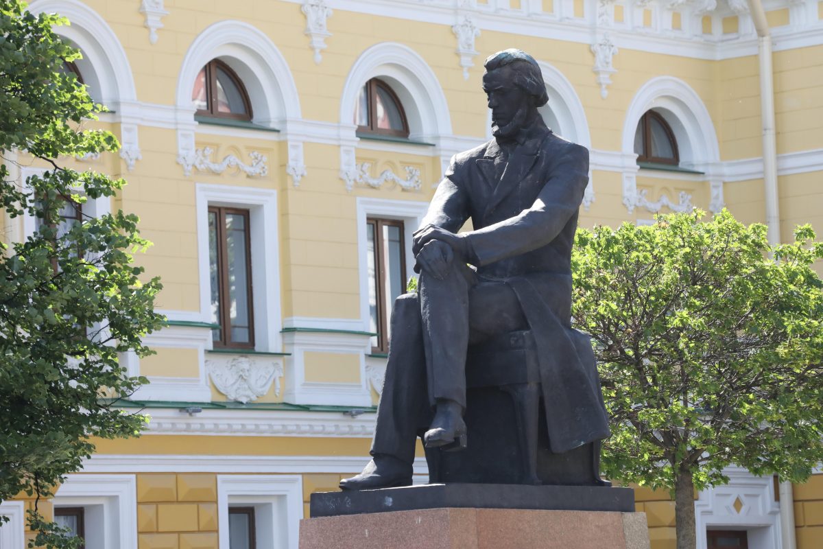 Нейрохудожник раскрасил церемонию открытия памятника Николаю Добролюбову в городе Горьком