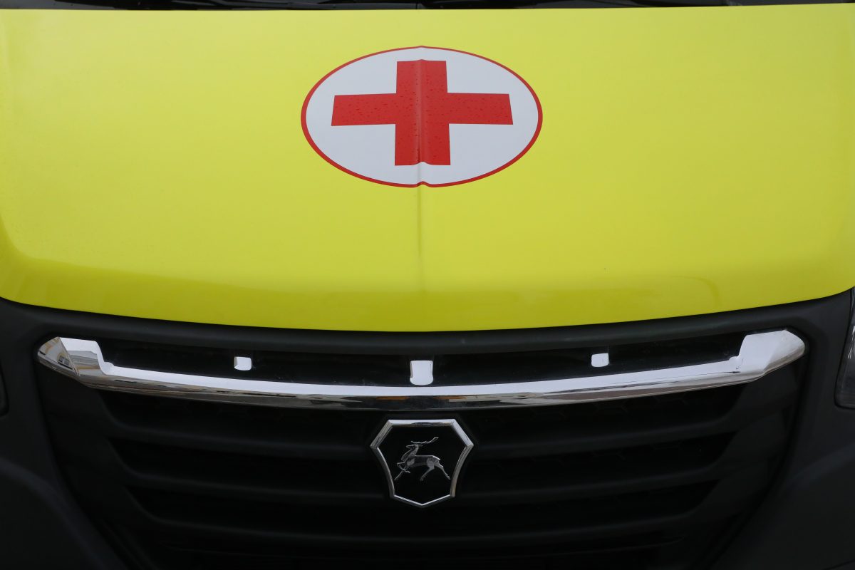 Бригада скорой помощи дежурит около места пожара в Дзержинске