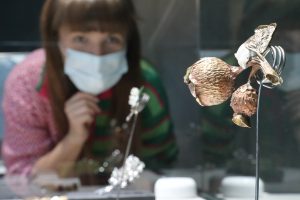 Фаберже, Tiffany и Страшила ждут нижегородцев на выставке уникальных брошей