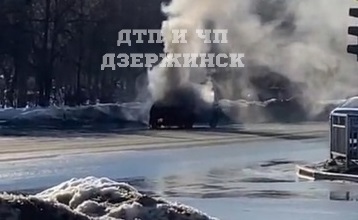 Иномарка загорелась около жилого дома в Дзержинске