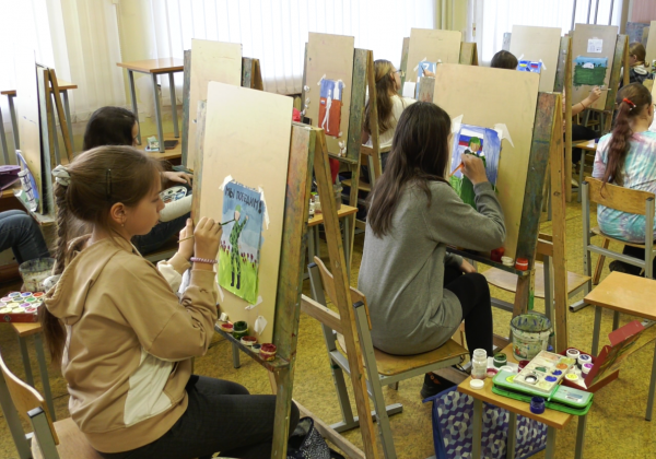 Дети из Дзержинска готовят подарки для российских военнослужащих