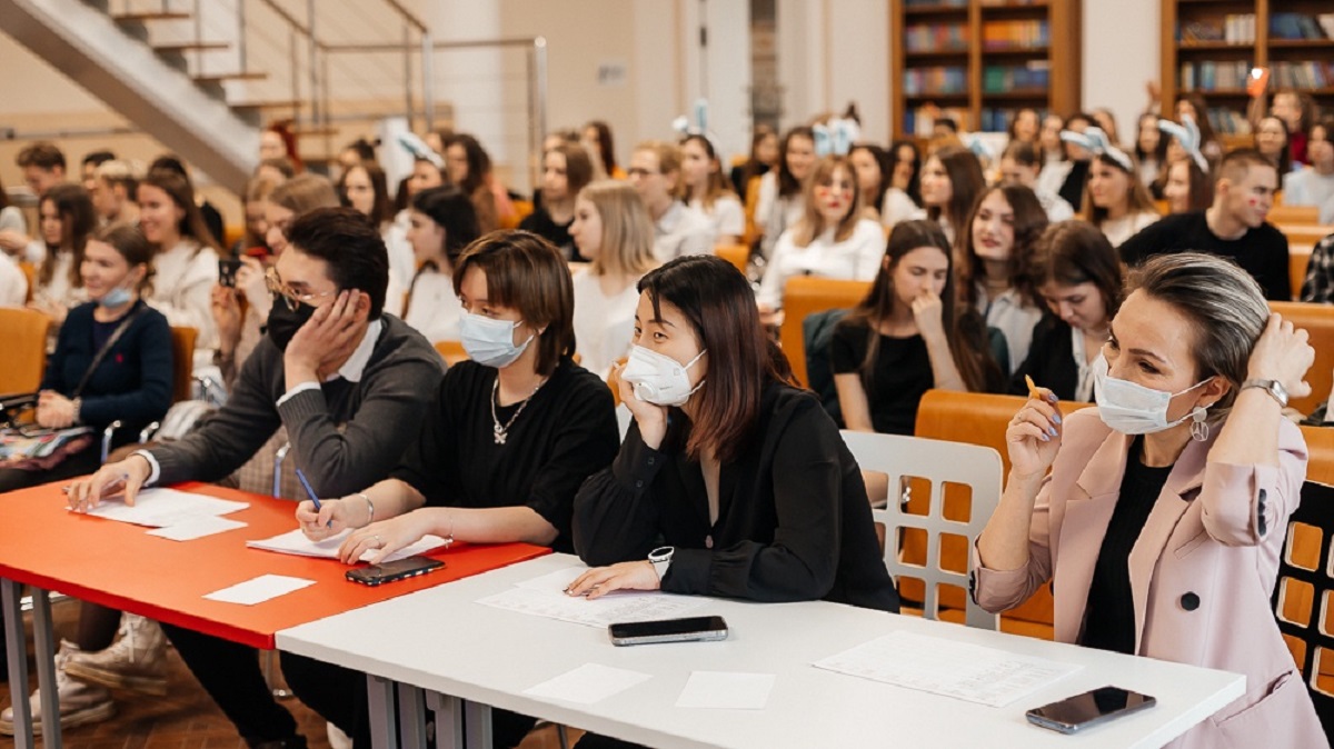 Иностранные студенты продолжают обучение в Мининском университете