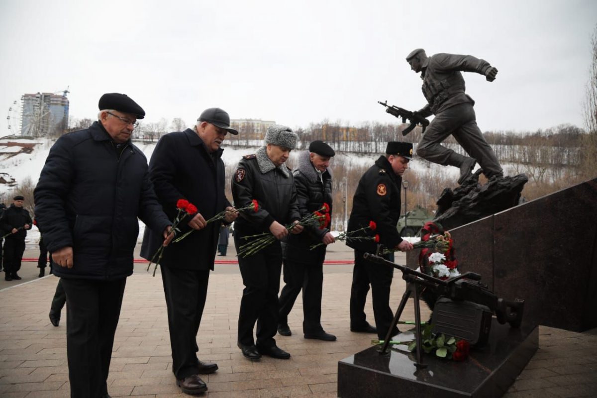 Командующий Приволжским округом возложил цветы к памятнику в Нижнем Новгороде