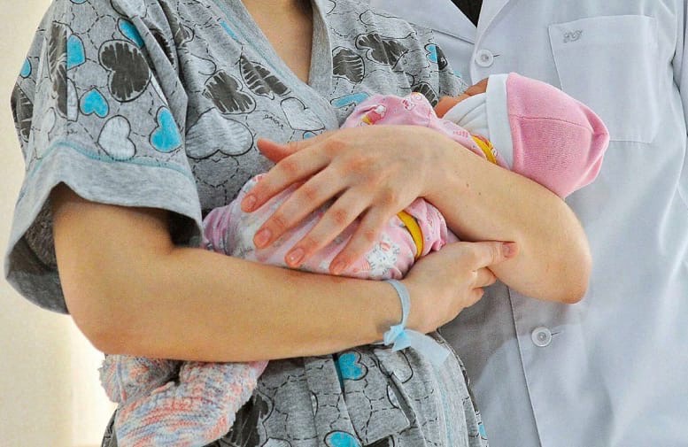 Беженка из Донбасса, переболевшая коронавирусом, родила девочку в Борской больнице