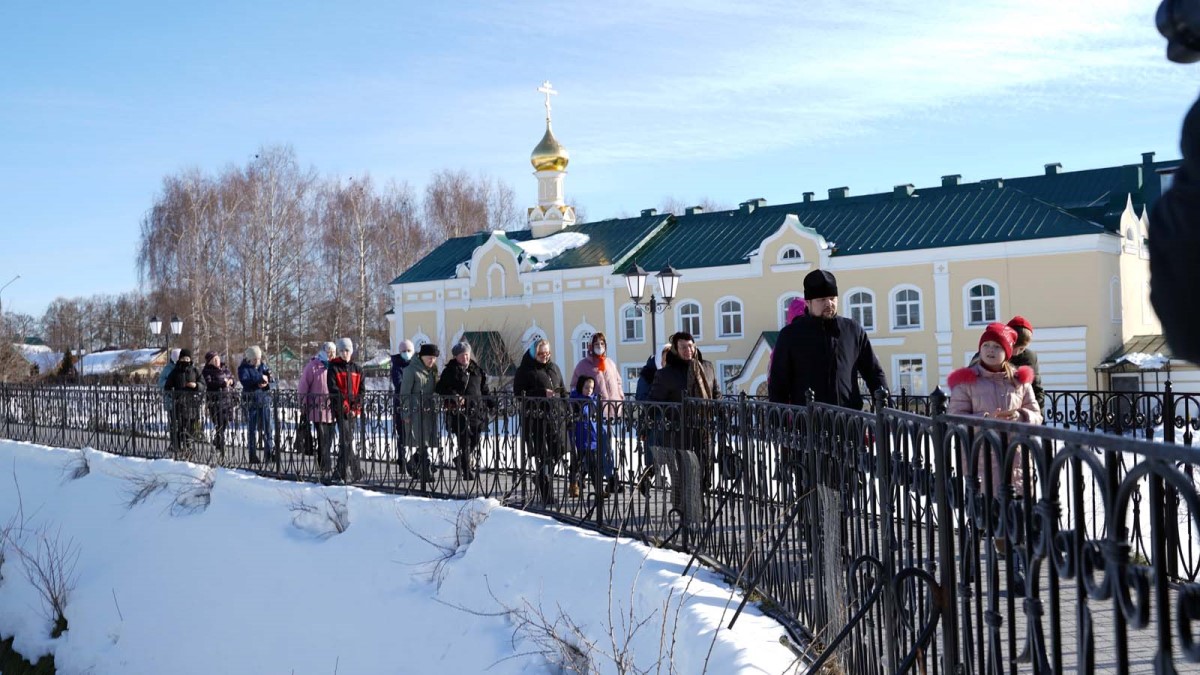 Эвакуированные из Донбасса совершили паломничество в Свято-Троицкий Серафимо-Дивеевский монастырь