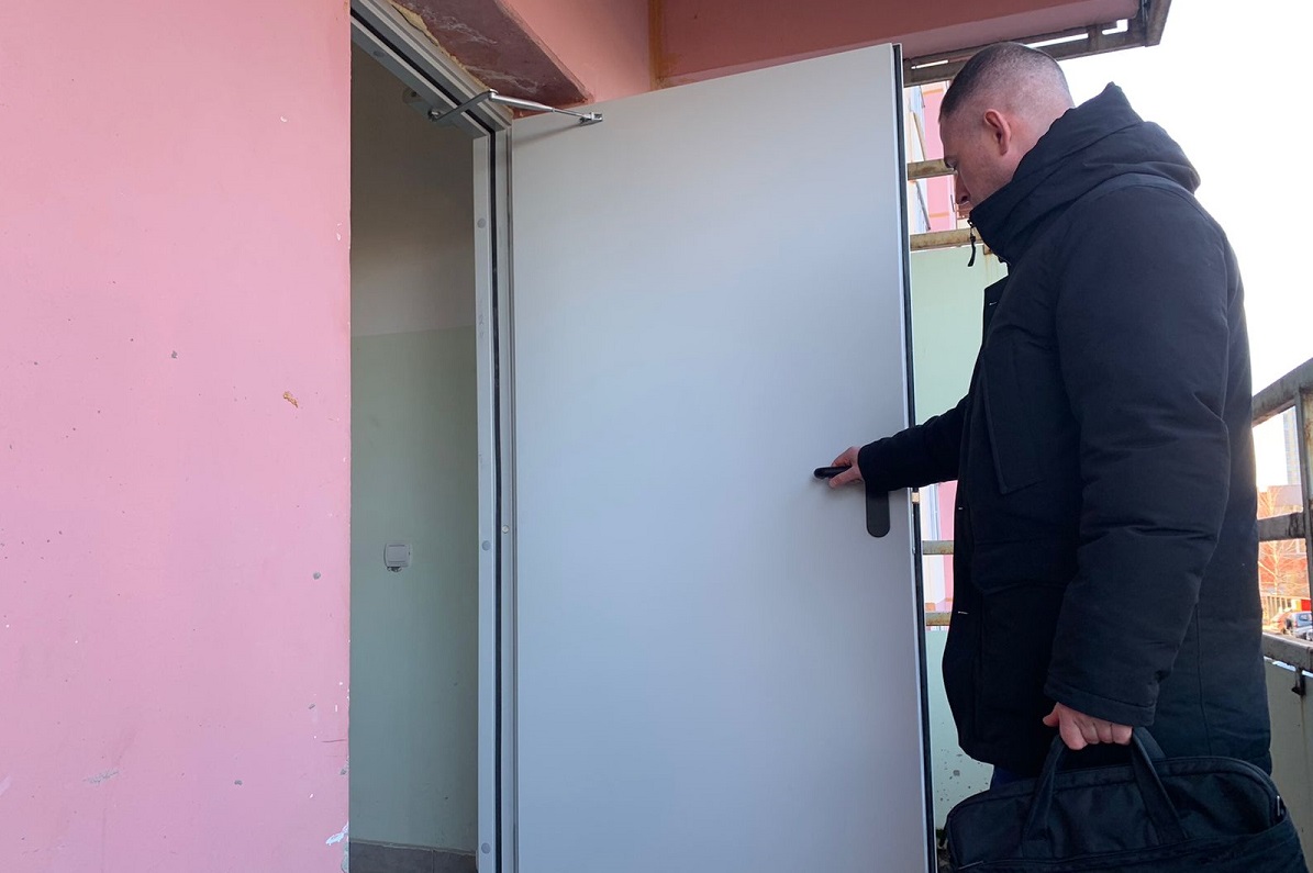 Коммунальщики приведут в порядок двери на эвакуационных балконах многоэтажки на улице Родионова