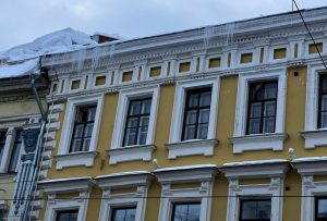 Нижегородская Госжилинспекция предупреждает об&nbsp;угрозе схода снега и&nbsp;наледи с&nbsp;крыш в&nbsp;связи с&nbsp;потеплением
