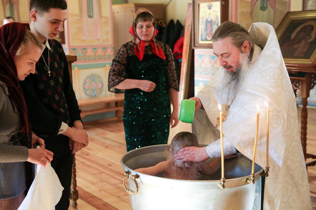 Дети из Донбасса крестились в нижегородском храме Успения Божией Матери