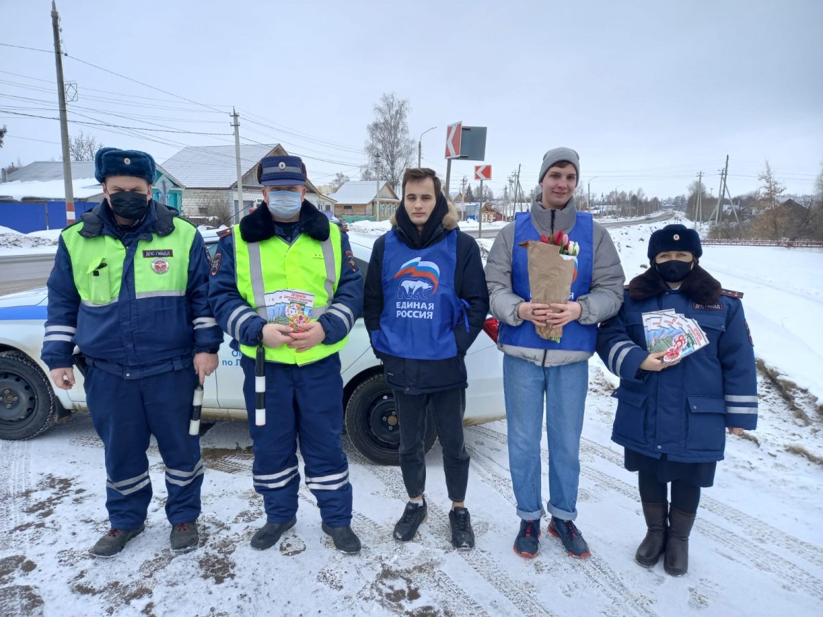 В Лукояновском районе активисты совместно с сотрудниками ГИБДД дарили цветы с добрыми пожеланиями прекрасным участницам дорожного движения