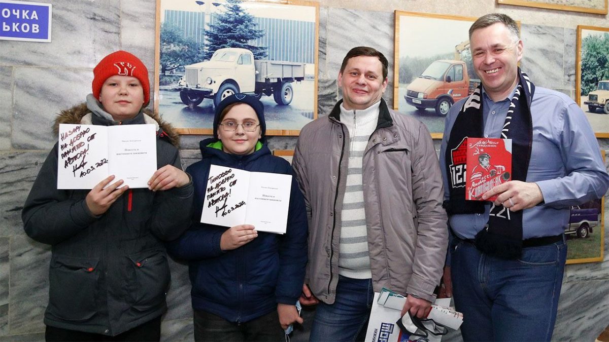 Нижегородский болельщик презентовал свою книгу на матче молодежной команды «Чайка»