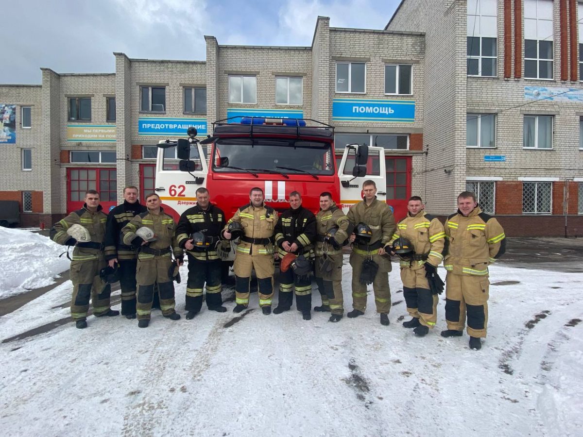 Семья из Дзержинска поблагодарила пожарных за спасение