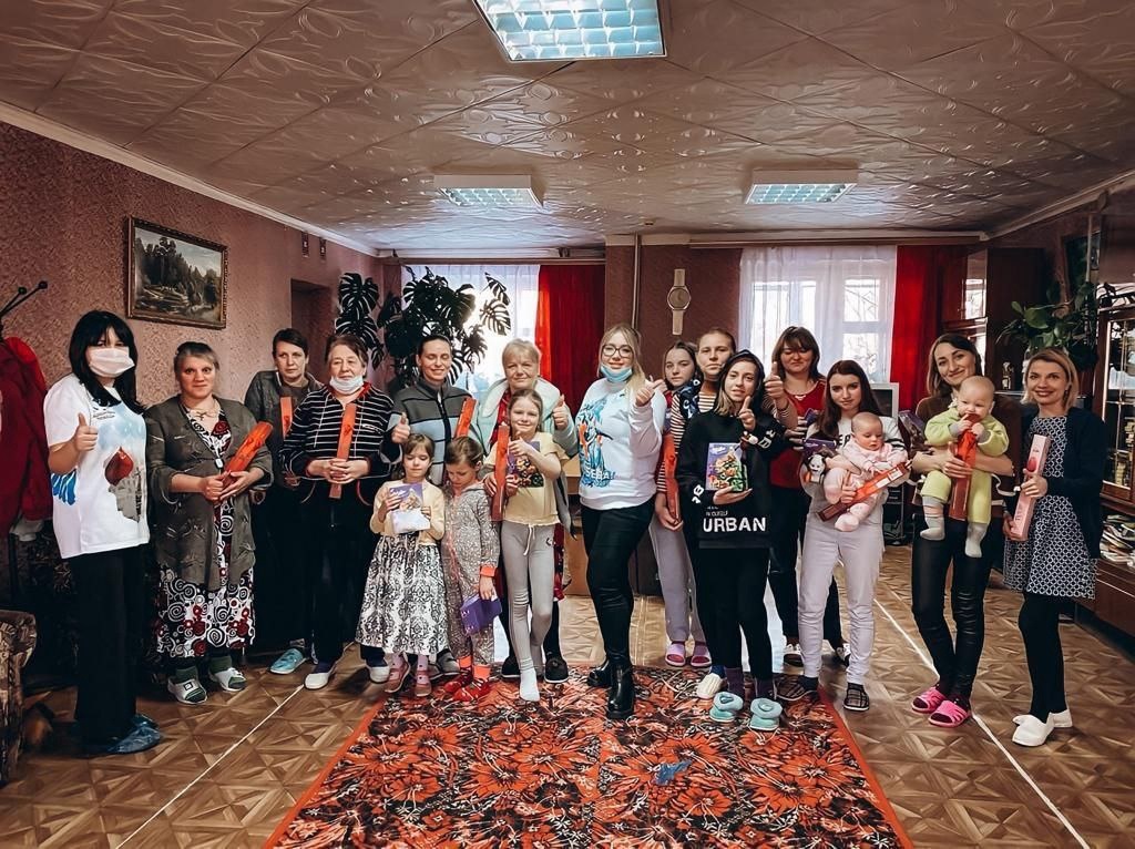 В Богородске волонтеры поздравили с 8 Марта женщин, эвакуированных из ДНР и ЛНР