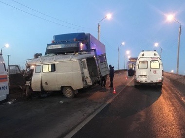 Два человека скончались из-за столкновения УАЗика с фурой под Кстовом