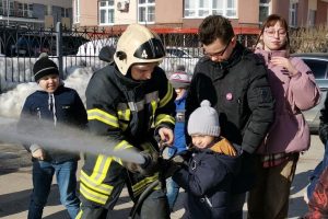 Сотрудники МЧС в Нижнем Новгороде провели экскурсию для детей, эвакуированных из ДНР и ЛНР