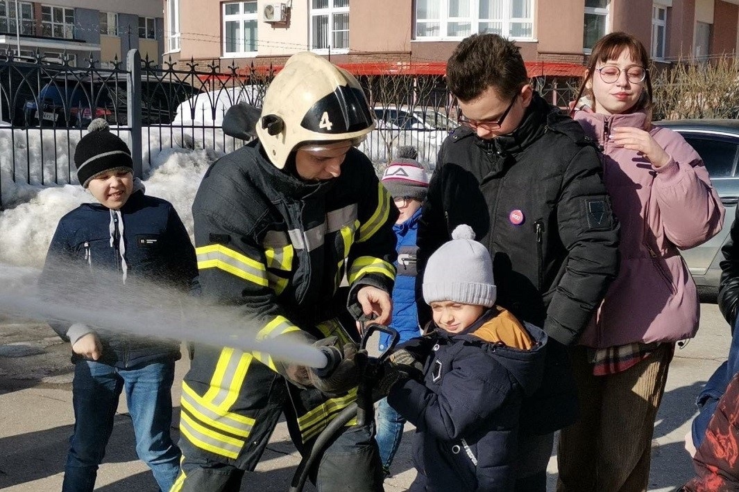 Сотрудники МЧС в Нижнем Новгороде провели экскурсию для детей, эвакуированных из ДНР и ЛНР
