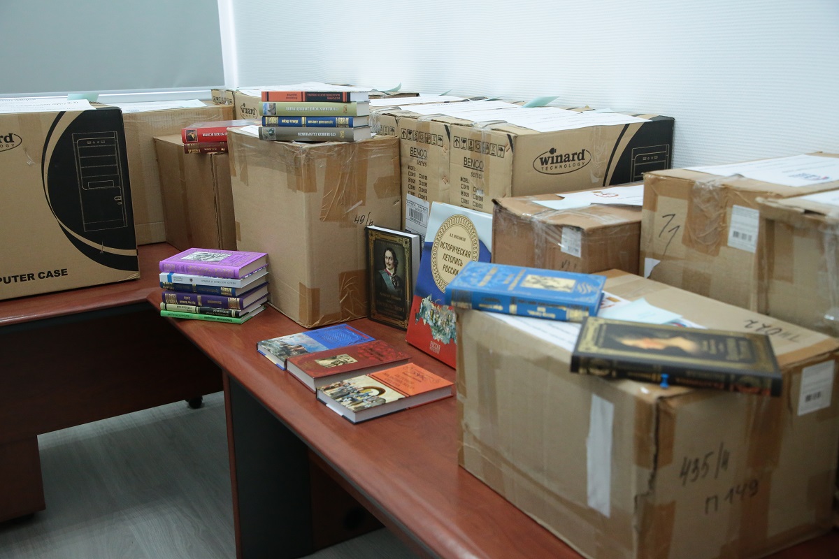 Олег Лавричев передал в школьные библиотеки Советского района более 800 экземпляров книг